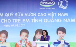Phó Chủ tịch nước Đặng Thị Ngọc Thịnh trao sữa cho học sinh ở Quảng Nam