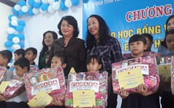 Phó Chủ tịch nước Đặng Thị Ngọc Thịnh tặng quà trung thu sớm cho Làng trẻ em SOS