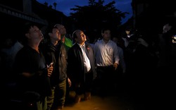 Thủ tướng Nguyễn Xuân Phúc chia sẻ với người dân vùng lũ