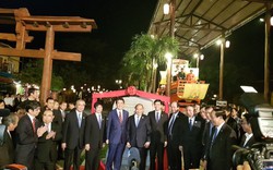Thủ tướng Nguyễn Xuân Phúc và Thủ tướng Shinzo Abe đi bộ ở Hội An