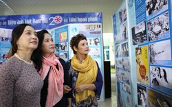 Nhiều nghệ sĩ nổi tiếng có mặt tại triển lãm “Dấu ấn Điện ảnh Việt Nam...“