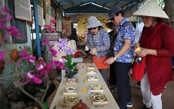 Du khách thích thú với sản phẩm gốm Thanh Hà - Hội An