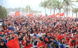 Hàng ngàn người tập trung bên màn hình lớn ở bờ biển cổ vũ U23 Việt Nam