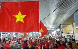 Cả khu chợ rực đỏ màu cờ Tổ quốc cổ vũ U23 Việt Nam