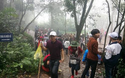 Hàng ngàn du khách leo núi Thần Đinh, “sốt” dịch vụ cho thuê gậy