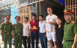 Cục Cảnh sát PCCC&CNCH khen thưởng hai vị khách nước ngoài dũng cảm cứu người