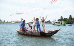 Hoa hậu Phan Thị Mơ cùng các người đẹp quăng chài thả lưới trên sông