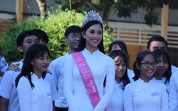 Hoa hậu Trần Tiểu Vy về trường cũ tặng 20 suất quà cho học sinh có thành tích xuất sắc