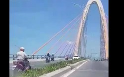 Thót tim khi thấy người đàn ông đi xe máy ngược chiều trên cầu vượt Ngã ba Huế