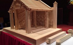GS Nhật công phu làm mô hình cổng làng cổ nhất Việt Nam