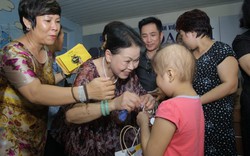 Danh ca Khánh Ly thăm hỏi bệnh nhân ung thư nhí