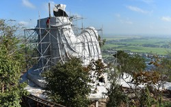 Tháo dỡ công trình xây dựng trái phép trên Núi Sam, An Giang