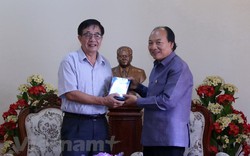 Việt Nam bàn giao phim “Chủ tịch Souphanouvong với Việt Nam” cho Lào