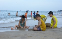 Du khách tắm biển, ăn hải sản trở lại ở Hà Tĩnh, Quảng Bình 