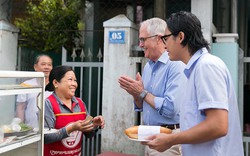 Thủ tướng Úc thưởng thức ‘bánh mỳ’ vỉa hè, chụp ảnh với người dân Đà Nẵng