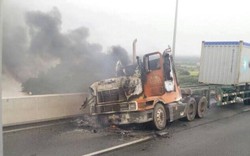 Đồng Nai:  Đầu xe container bốc cháy ngùn ngụt trên cao tốc