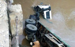 Đồng Nai: “Bay” cả xe container và tài xế xuống suối