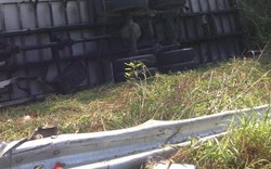 Đồng Nai: Xe tải tông taluy, lật nhào bên lề đường cao tốc