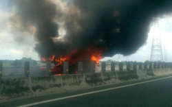 Xe khách cháy ngùn ngụt trên cao tốc TP HCM - Trung Lương