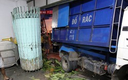 TP.HCM: Container tông xe tải thu gom rác “cắm” đầu vào nhà dân