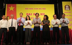Hội viên vui mừng trước tân Chủ tịch Hội Nhà văn Hà Nội