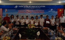 ĐH Mở TP.HCM  trao học bổng cho sinh viên 6 tỉnh miền Trung
