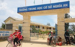 Lo bám biển mưu sinh, hàng trăm học sinh ven biển Quảng Ngãi bỏ học