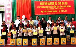 Phó Chủ tịch nước trao 200 suất học bổng cho trẻ em Hà Giang