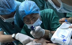 “Đôi tay vàng” McKay McKinnon trở lại Việt Nam phẫu thuật thành công ca bệnh khó