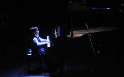 Người dân Huế đội mưa xem “thần đồng piano” Evan Le biểu diễn nhạc Trịnh
