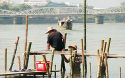 Người dân và du khách tò mò với sân khấu “lạ” trên sông Hương