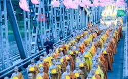 Hàng nghìn người đi bộ hơn 4km để rước Phật trong ngày lễ Phật đản