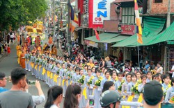 Người dân và du khách chen chân xem lễ Rước Phật tại Huế
