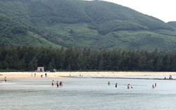 Thừa Thiên- Huế: Đi tắm biển, 5 học sinh bị sóng cuốn trôi