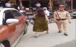 Thách thức CSGT: Một phụ nữ cố tình đỗ ô tô chắn ngang đường