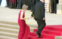 Thủ tướng Anh Theresa May “lúng túng” nắm tay ông Trump tại Buckingham