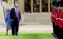 Lạc nhịp: Nữ hoàng Anh “bối rối” đi quanh ông Trump