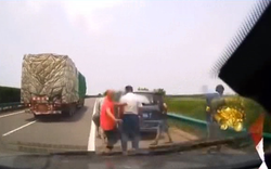 Thảm khốc: Xe con đâm 'dúi dụi' vào xe dừng trên đường cao tốc