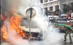 Xe hút bể phốt “bất đắc dĩ” thành xe cứu hỏa cứu nguy ô tô cháy ngùn ngụt giữa phố
