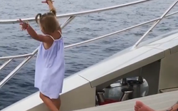 “Đứng hình“: Cô bé giật lấy điện thoại ném phăng xuống biển chỉ vì bố mải mê nói chuyện