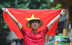 Trước giờ bóng lăn trận Olympic Việt Nam - Syria: Đường phố Hà Nội rợp bóng cờ đỏ sao vàng