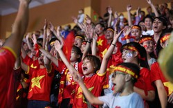 Người hâm mộ Hà Nội đội mưa cổ vũ đội tuyển Olympic Việt Nam