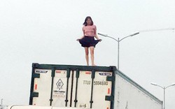 “Tá hỏa” cô gái váy ngắn nhảy nhót trên nóc container