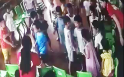 “Phẫn nộ” cô giáo xúi các bé lao vào đánh một bạn trong lớp