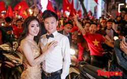Đôi uyên ương chụp ảnh cưới trong dòng người hâm mộ mừng U23 Việt Nam