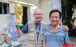 Cup vàng FIFA sản xuất tại Bát Tràng khiến khách “Tây” thích thú
