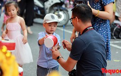 Trẻ Việt thích thú chơi đồ Trung thu truyền thống