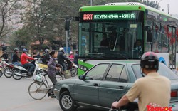 Xe đạp, xe máy, ô tô thay nhau ép buýt nhanh không lối thoát