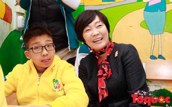 Phu nhân Thủ tướng Nhật tới thăm trẻ em làng Hòa Bình