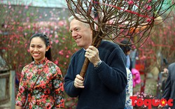 Đại sứ Mỹ đi chợ hoa Quảng An sắm tết